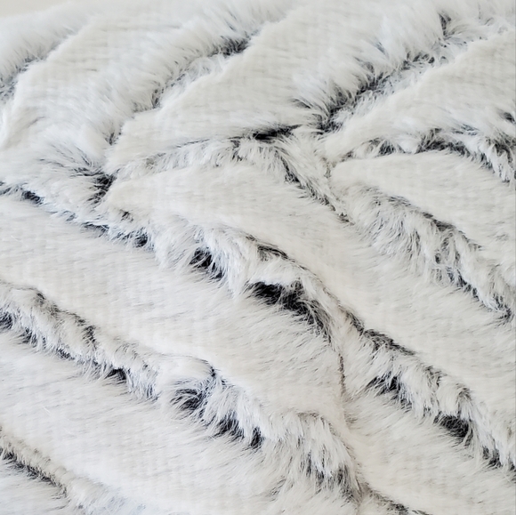 NWT CUDDL DUDS Cozy Soft Sculpted Faux Fur Throw Gray White 50" X 60" 100% Poly - Picture 9 of 10